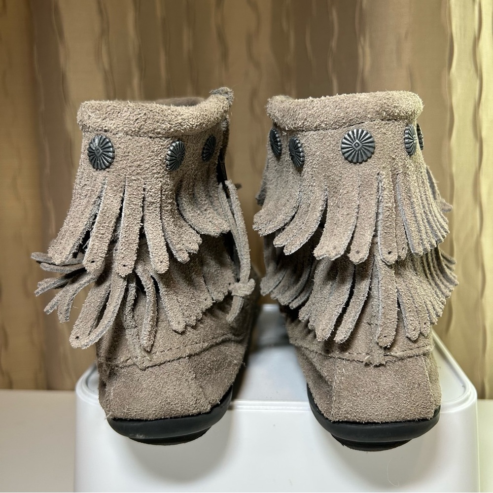 Minnetonka Double Fringe Women’s 9.5 Side Zip Boot Moccasin Taupe Suede 691T - Picture 7 of 16